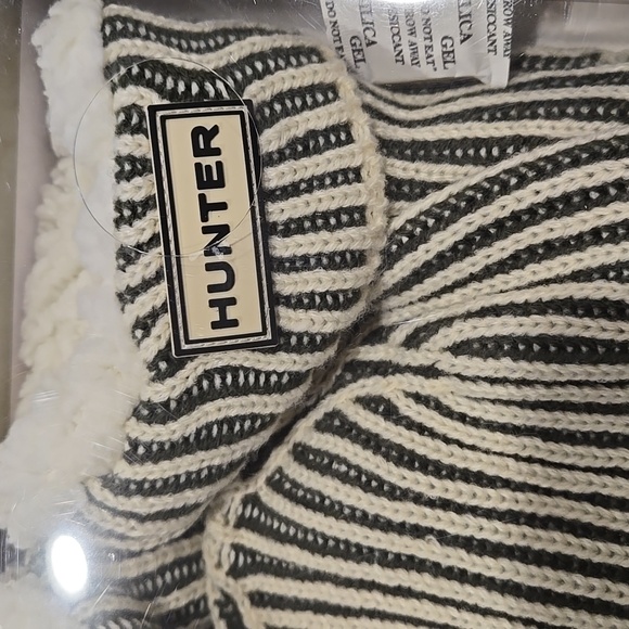 New in box Hunter Hat and Slipper Socks set - Picture 4 of 4